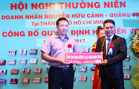 Câu lạc bộ doanh nhân Nguyễn Hữu Cảnh (Quảng Bình) tại TP. Hồ Chí Minh ủng hộ  đồng bào miền Trung sau bão số 10