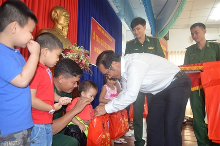 Tỉnh Long An: Chăm lo tết trung thu cho con em bộ đội biên phòng