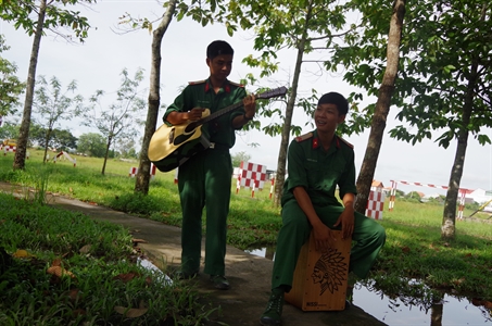 Cặp đôi binh nhất chơi trống Cajon và đàn Ghi ta