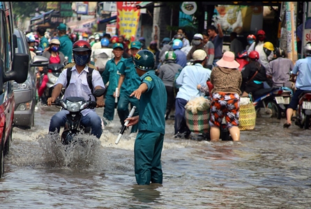 Dân quân phường 26: Phối hợp bảo đảm an toàn giao thông