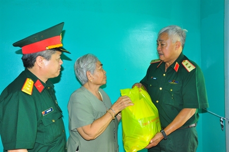 Tổng cục II (Bộ Quốc phòng) khám bệnh, tặng quà gia đình chính sách, hộ nghèo huyện Cần Giờ (TPHCM)