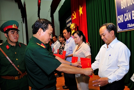 TP Hồ Chí Minh: 147 cán bộ quận - huyện, phường - xã - thị trấn được bồi dưỡng kiến thức QP - AN