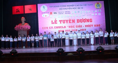 Tập đoàn Công nghiệp cao su Việt Nam tuyên dương học sinh, sinh viên “Học giỏi, vượt khó” năm học 2016-2017