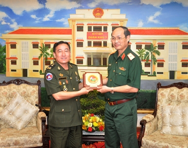 ​Đoàn Cục Phát triển Quân đội Hoàng gia Campuchia thăm Bộ tư lệnh Quân khu 7