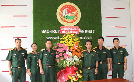 Thủ trưởng Cục Chính trị chúc mừng ngày truyền thống Báo Quân khu 7