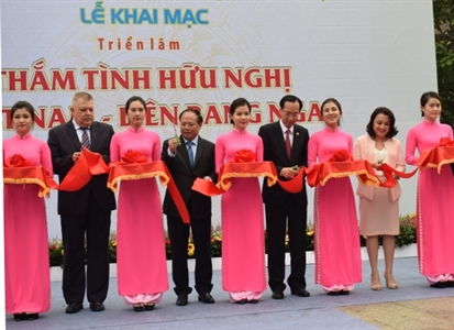 Triển lãm ảnh kỷ niệm 100 năm Cách mạng tháng Mười Nga