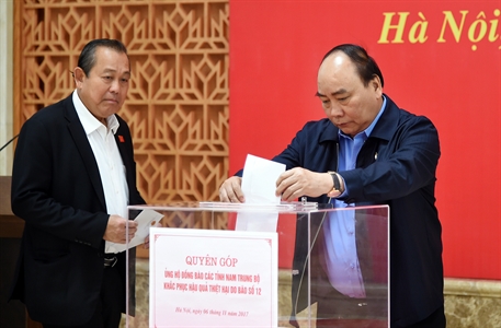 Lãnh đạo Chính phủ quyên góp ủng hộ khắc phục hậu quả bão số 12