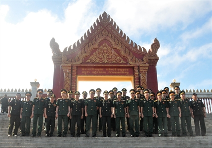 ​Đoàn cán bộ cấp cao Quân khu 7 viếng Đài tưởng niệm liệt sĩ quân tình nguyện Việt Nam tại Campuchia