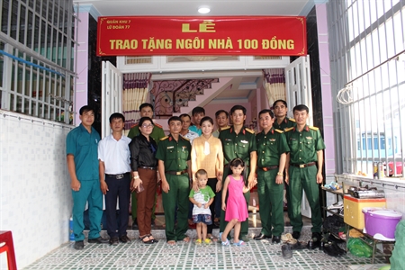 Lữ đoàn Phòng không 77 trao tặng "Ngôi nhà 100 đồng"