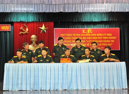 Bộ Tham mưu Quân khu phát động thi đua kỷ niệm 45 năm Chiến thắng “Hà Nội - Điện Biên Phủ trên không” và phong trào thi đua “LLVT Quân khu chung tay vì người nghèo - Không để ai bị bỏ lại phía sau”