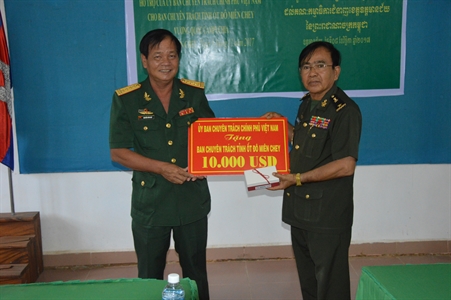 Ban chỉ đạo 1237 Tây Ninh trao hỗ trợ kinh phí cho Campuchia