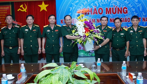 Thiếu tướng Nguyễn Văn Nam, Phó Tư lệnh Quân khu 7 chúc mừng Ngày Nhà giáo Việt Nam Trường Quân sự Quân khu 7