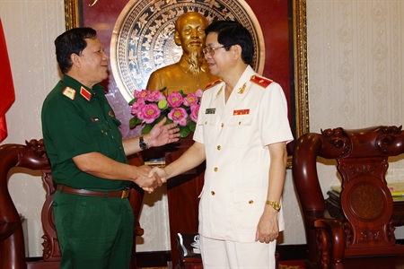 Thiếu tướng Trần Hữu Tài, Phó Chủ nhiệm Chính trị Quân khu 7 chúc mừng các nhà trường nhân Ngày Nhà giáo Việt Nam 20-11