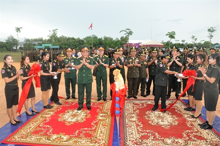 ​Quân Khu 4, Quân đội Hoàng gia Campuchia
Khánh thành công trình do Quân khu 7, Quân đội nhân dân Việt Nam tài trợ