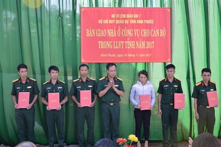 Bộ CHQS tỉnh Bình Phước trao nhà công vụ cho cán bộ