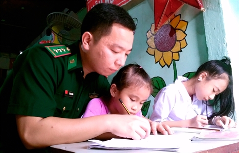 Tấm lòng của "Thầy giáo quân hàm xanh”