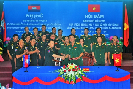 Sư đoàn 5 Quân khu 7 và Lữ đoàn Can thiệp số một (Quân đội Hoàng gia Campuchia) hội đàm đánh giá kết quả hợp tác sau một năm hoạt động.