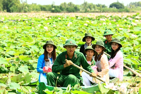 Hoa sen và chiến sĩ nơi biên giới.