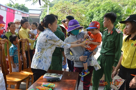 Khám bệnh, cấp thuốc và tặng quà cho trẻ em nghèo