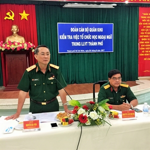 Thủ trưởng Cục chính trị Quân khu kiểm tra việc học ngoại ngữ ở Bộ Tư lệnh TP.HCM