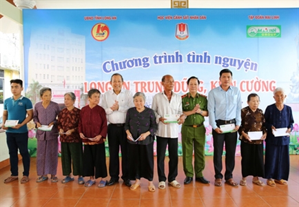 Phó Thủ tướng Thường trực dự chương trình ‘Long An trung dũng kiên cường’