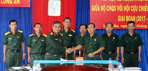 Bộ CHQS tỉnh và Hội Cựu Chiến binh tỉnh Long An ký kết chương trình phối hợp hoạt động giai đoạn 2017-2022