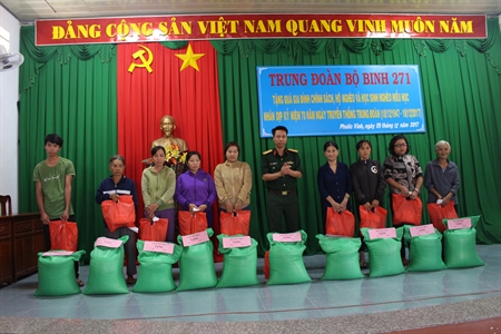 Trung đoàn bộ binh 271 tặng quà gia đình chính sách, hộ nghèo và học sinh nghèo hiếu học