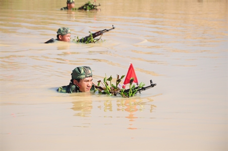 Diễn tập chiến thuật Trung đội bộ binh vượt vật cản nước