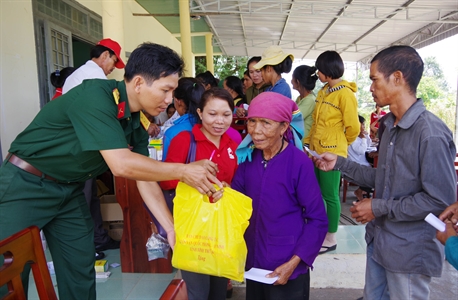 Nghĩa tình với đồng bào Rai