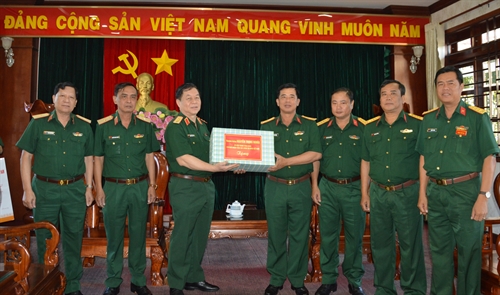 Thượng tướng Nguyễn Trọng Nghĩa, Phó chủ nhiệm Tổng cục Chính trị thăm Sư đoàn 5