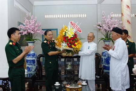 Trung tướng Phạm Văn Dỹ, Chính ủy Quân khu 7 thăm Tòa thánh Tây Ninh