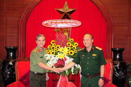 Các đơn vị đến chúc mừng Quân khu 7 nhân kỷ niệm 73 năm ngày thành lập Quân đội nhân dân Việt Nam.