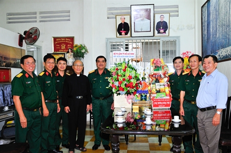Bộ Tư lệnh Thành phố Hồ Chí Minh: Thăm, chúc mừng các cơ sở Công giáo dịp Giáng sinh 2017