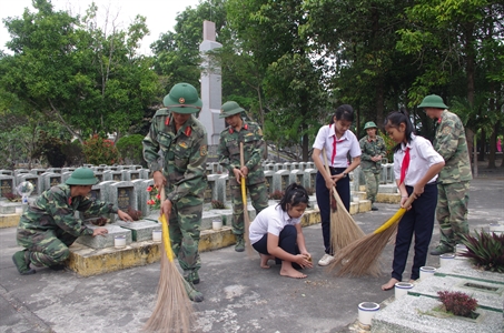 Sư đoàn 5 và Trường Trung học cơ sở Thái Bình: Tri ân các anh hùng liệt sĩ