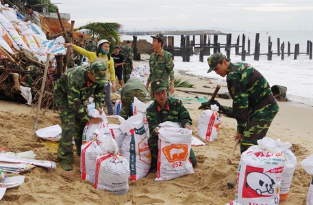 Bộ CHQS tỉnh Bình Thuận: Giúp dân phòng chống bão số 16