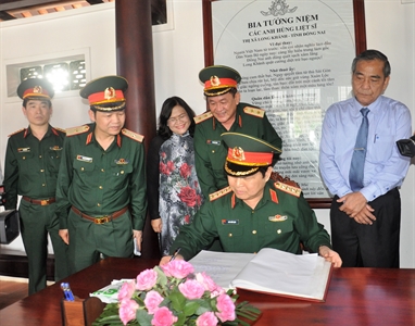 ​Đại tướng Ngô Xuân Lịch dâng hương tri ân các Anh hùng liệt sĩ