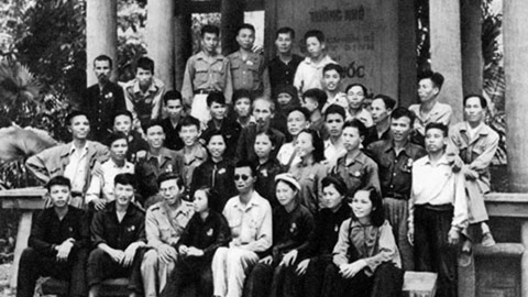 Lời Bác Hồ dạy ngày này năm xưa:
Năm mới ra sức thi đua ái quốc