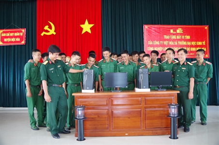 Đồng chí Lê Thanh Tâm, nguyên Bí thư Tỉnh ủy Long An: Tặng 10 bộ máy tính cho Đại đội bộ binh huyện Mộc Hóa và thị xã Kiến Tường