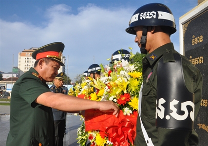 Đoàn cán bộ cấp cao Quân khu 7 viếng tượng Đài tưởng niệm
Quân tình nguyện Việt Nam tại Thủ đô Phnômpênh - Campuchia