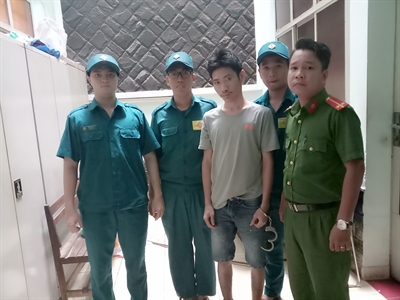 Dân quân phường 16, quận 4 bắt đối tượng cướp giật tài sản