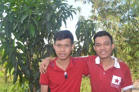 Hai anh em tình nguyện nhập ngũ