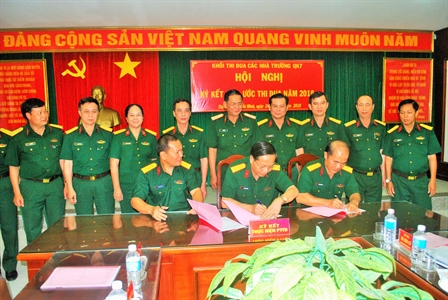 Khối thi đua nhà trường Quân khu 7 kí kết thi đua.