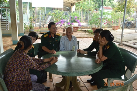 Bộ CHQS tỉnh Bà Rịa-Vũng Tàu thăm, tặng quà các gia đình quân nhân có hoàn cảnh khó khăn và cán bộ nghĩ hưu