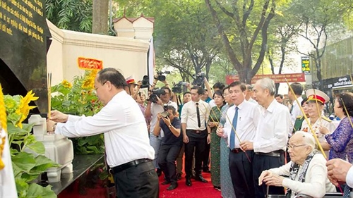 Khai mạc triển lãm Mừng xuân Mậu Tuất, mừng Đảng quang vinh
