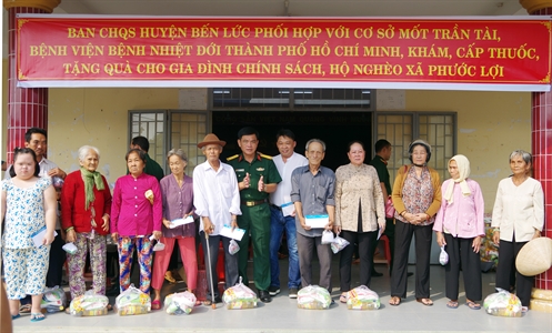 LLVT huyện Bến Lức (tỉnh Long An): Khám bệnh, cấp thuốc, tặng 200 phần quà tết