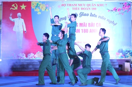 Giao lưu văn nghệ “Vang mãi bài ca Tiểu đoàn 180 anh hùng”