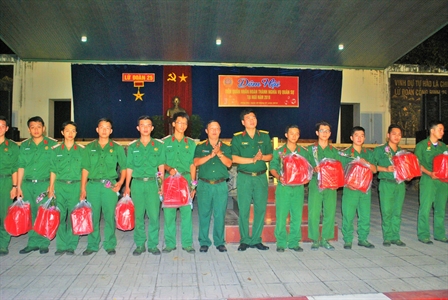 Lữ đoàn 25 tiễn thanh niên hoàn thành nghĩa vụ trở về địa phương