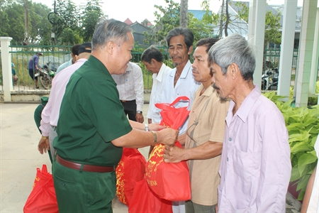 Hội Cựu chiến binh tỉnh Long An tặng quà cho gia đình hội viên nghèo