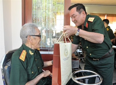 Trung tướng Võ Minh Lương thăm, tặng quà và chúc Tết tại Trung tâm điều dưỡng Thương binh và người có công Long Đất