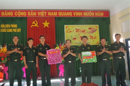 Bộ đội Biên phòng tỉnh Bình Thuận thăm, chúc tết Đồn Biên phòng Cửa khẩu cảng Phú Quý